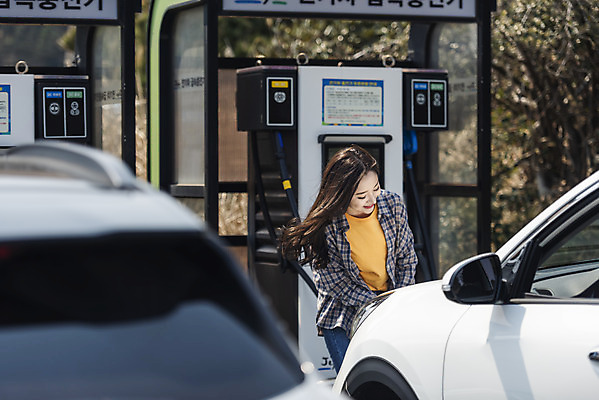 포토 JPG 주간 응시 여자 교통수단 여행 자동차 한명 미소 사람 상반신 20대 성인 야외 앞모습 제주도 자연보호 환경 그린캠페인 봄 한국인 에너지 그린에너지 주차 에코 친환경 충전 국내여행 전기자동차 충전소 친환경자동차 성인여자한명만 그린슈머 국내포토 자연요소 1 시선 계절 육상교통 캠페인 뷰포인트 교통 자연 한국 표정 동양인 청년 보호 여자한명만 성인여자만 파일형식