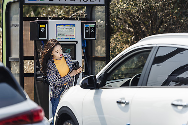 포토 JPG 주간 응시 여자 교통수단 여행 자동차 한명 사람 상반신 20대 성인 야외 앞모습 제주도 자연보호 환경 그린캠페인 봄 한국인 에너지 그린에너지 고민 에코 친환경 당황 충전 국내여행 방법 전기자동차 충전소 친환경자동차 성인여자한명만 그린슈머 국내포토 자연요소 1 시선 계절 감정 육상교통 캠페인 뷰포인트 교통 자연 한국 동양인 청년 보호 여자한명만 성인여자만 파일형식