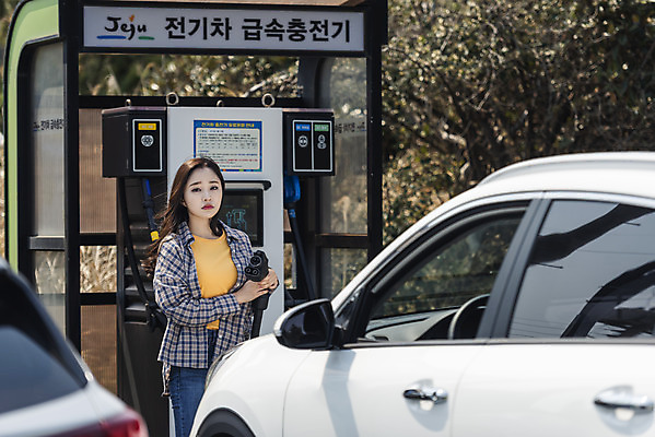 포토 JPG 주간 응시 여자 교통수단 여행 자동차 한명 서기 사람 상반신 20대 성인 야외 앞모습 제주도 자연보호 환경 그린캠페인 봄 한국인 에너지 그린에너지 고민 에코 친환경 당황 충전 국내여행 방법 전기자동차 충전소 친환경자동차 성인여자한명만 그린슈머 국내포토 자연요소 1 시선 계절 감정 육상교통 캠페인 뷰포인트 교통 모션 자연 한국 동양인 청년 보호 여자한명만 성인여자만 파일형식