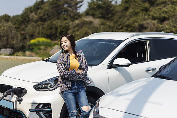 포토 JPG 주간 나무 응시 여자 교통수단 여행 자동차 한명 서기 미소 사람 상반신 20대 성인 야외 옆모습 제주도 팔짱 자연보호 환경 그린캠페인 기댐 봄 한국인 에너지 그린에너지 주차 에코 친환경 충전 국내여행 전기자동차 주유구 충전소 친환경자동차 성인여자한명만 그린슈머 국내포토 자연요소 식물 1 시선 계절 육상교통 캠페인 뷰포인트 교통 모션 자연 한국 표정 동양인 청년 보호 여자한명만 성인여자만 파일형식