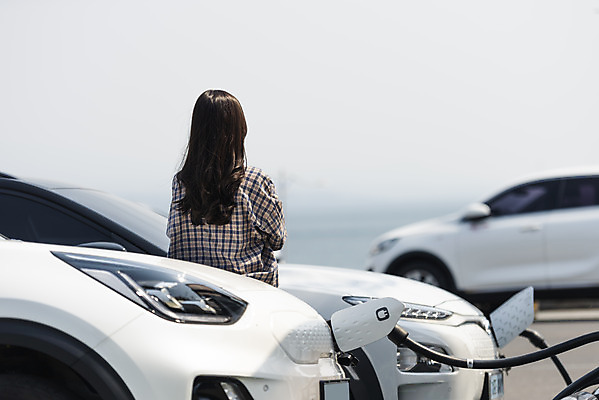 포토 JPG 주간 여자 교통수단 여행 자동차 한명 서기 사람 상반신 20대 성인 야외 뒷모습 제주도 자연보호 환경 그린캠페인 기댐 봄 한국인 에너지 그린에너지 에코 친환경 충전 국내여행 전기자동차 주유구 충전소 친환경자동차 성인여자한명만 그린슈머 국내포토 자연요소 1 계절 육상교통 캠페인 뷰포인트 교통 모션 자연 한국 동양인 청년 보호 여자한명만 성인여자만 파일형식