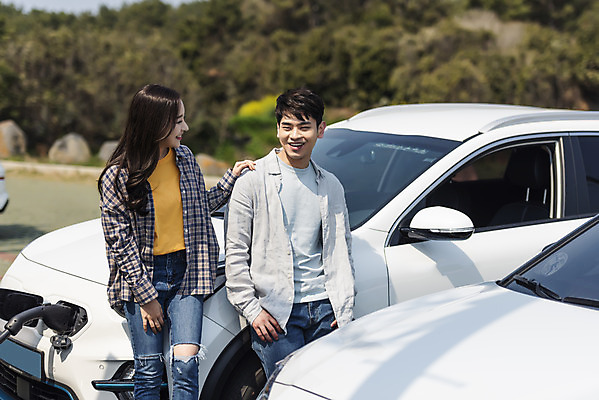 포토 JPG 주간 커플 응시 여자 남자 교통수단 여행 자동차 휴식 서기 미소 사람 상반신 20대 성인 야외 두명 앞모습 30대 제주도 자연보호 환경 그린캠페인 기댐 다정 봄 한국인 에너지 그린에너지 에코 친환경 충전 국내여행 전기자동차 충전소 친환경자동차 어깨에손 그린슈머 국내포토 자연요소 시선 계절 육상교통 캠페인 뷰포인트 교통 컨셉 관계 모션 자연 한국 표정 동양인 청년 장년 보호 파일형식