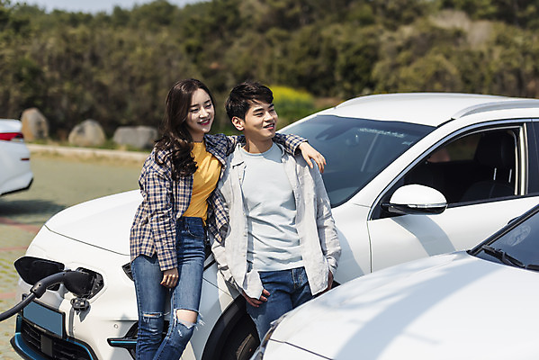 포토 JPG 주간 커플 응시 여자 남자 교통수단 여행 자동차 휴식 미소 사람 상반신 20대 성인 야외 두명 앞모습 30대 제주도 자연보호 환경 그린캠페인 기댐 다정 봄 한국인 에너지 그린에너지 에코 친환경 충전 국내여행 전기자동차 충전소 친환경자동차 어깨에손 그린슈머 국내포토 자연요소 시선 계절 육상교통 캠페인 뷰포인트 교통 컨셉 관계 모션 자연 한국 표정 동양인 청년 장년 보호 파일형식