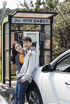 포토 JPG 주간 전신 커플 응시 여자 남자 교통수단 여행 자동차 휴식 서기 미소 사람 상반신 20대 성인 야외 두명 옆모습 30대 제주도 자연보호 환경 그린캠페인 기댐 다정 봄 한국인 에너지 그린에너지 에코 친환경 충전 국내여행 전기자동차 충전소 친환경자동차 어깨에손 그린슈머 국내포토 자연요소 시선 계절 육상교통 캠페인 뷰포인트 교통 컨셉 관계 모션 자연 한국 표정 동양인 청년 장년 보호 파일형식