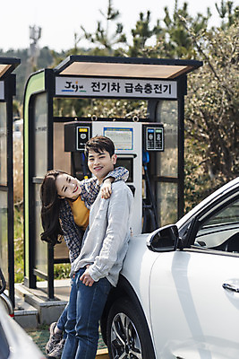 포토 JPG 주간 커플 응시 여자 남자 교통수단 여행 자동차 휴식 서기 미소 사람 상반신 20대 성인 야외 두명 옆모습 30대 제주도 자연보호 환경 그린캠페인 기댐 다정 봄 한국인 에너지 그린에너지 에코 친환경 충전 국내여행 전기자동차 충전소 친환경자동차 어깨에손 그린슈머 국내포토 자연요소 시선 계절 육상교통 캠페인 뷰포인트 교통 컨셉 관계 모션 자연 한국 표정 동양인 청년 장년 보호 파일형식