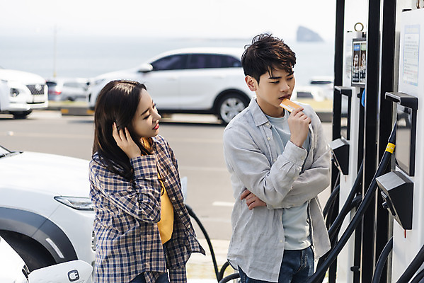 포토 JPG 주간 커플 응시 여자 남자 교통수단 여행 생각 자동차 서기 사람 상반신 20대 성인 야외 두명 옆모습 30대 제주도 자연보호 환경 그린캠페인 봄 한국인 에너지 신용카드 그린에너지 고민 에코 친환경 충전 국내여행 방법 전기자동차 충전소 친환경자동차 그린슈머 국내포토 자연요소 시선 계절 감정 육상교통 캠페인 뷰포인트 교통 관계 모션 자연 한국 동양인 청년 장년 금융 보호 파일형식