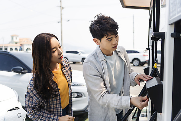 포토 JPG 주간 커플 응시 여자 남자 교통수단 여행 자동차 사람 상반신 20대 성인 야외 두명 옆모습 30대 제주도 자연보호 환경 그린캠페인 봄 한국인 에너지 그린에너지 집중 고민 에코 친환경 충전 국내여행 방법 전기자동차 충전소 친환경자동차 그린슈머 국내포토 자연요소 시선 계절 감정 육상교통 캠페인 뷰포인트 교통 컨셉 관계 자연 한국 동양인 청년 장년 보호 파일형식