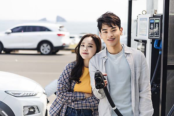 포토 JPG 주간 커플 응시 여자 남자 교통수단 여행 자동차 미소 사람 상반신 20대 성인 야외 두명 앞모습 30대 제주도 팔짱 자연보호 환경 그린캠페인 기댐 다정 봄 한국인 에너지 그린에너지 에코 친환경 충전 국내여행 전기자동차 충전소 친환경자동차 그린슈머 국내포토 자연요소 시선 계절 육상교통 캠페인 뷰포인트 교통 컨셉 관계 모션 자연 한국 표정 동양인 청년 장년 보호 파일형식