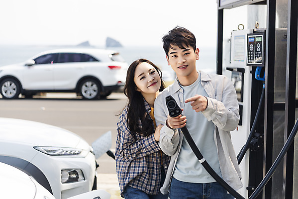 포토 JPG 주간 커플 응시 여자 남자 교통수단 바다 여행 자동차 미소 들기 사람 상반신 20대 성인 야외 두명 앞모습 30대 제주도 자연보호 환경 그린캠페인 다정 봄 한국인 에너지 가리킴 그린에너지 에코 친환경 충전 국내여행 전기자동차 충전소 친환경자동차 그린슈머 국내포토 자연요소 시선 계절 육상교통 캠페인 뷰포인트 교통 컨셉 관계 모션 자연 한국 표정 동양인 손짓 청년 장년 보호 파일형식