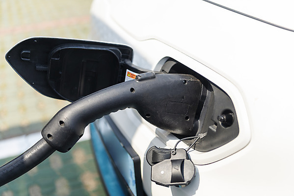 포토 JPG 주간 교통수단 여행 자동차 근접촬영 사람없음 야외 아웃포커스 제주도 자연보호 환경 그린캠페인 봄 에너지 그린에너지 에코 친환경 충전 국내여행 전기자동차 충전소 친환경자동차 국내포토 자연요소 계절 육상교통 캠페인 뷰포인트 교통 자연 한국 촬영기법 보호 파일형식