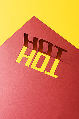 포토 JPG 스튜디오촬영 문자 알파벳 영어 계절 종이 실내 타이포그라피 사람없음 빨간색 여름 단어 여름휴가 바캉스 하이앵글 컬러풀 노란색 페이퍼아트 더위 오브젝트 HOT 국내포토 뷰포인트 컬러 날씨 휴가 내부 파일형식 여름_계절