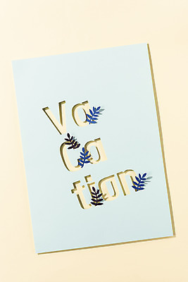 포토 JPG 스튜디오촬영 문자 알파벳 영어 계절 종이 하늘색 잎 휴가 나뭇잎 실내 타이포그라피 사람없음 여름 단어 여름휴가 바캉스 하이앵글 페이퍼아트 오브젝트 국내포토 식물 뷰포인트 내부 파란색 파일형식 여름_계절