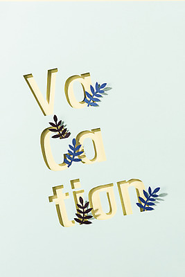 포토 JPG 스튜디오촬영 문자 알파벳 영어 계절 하늘색 휴가 나뭇잎 실내 타이포그라피 사람없음 여름 파란색 단어 여름휴가 바캉스 하이앵글 오브젝트 국내포토 뷰포인트 컬러 잎 내부 파일형식 여름_계절