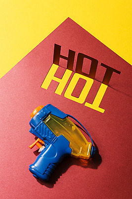 포토 JPG 스튜디오촬영 문자 알파벳 영어 계절 실내 타이포그라피 사람없음 빨간색 여름 단어 여름휴가 바캉스 하이앵글 컬러풀 장난감 노란색 오브젝트 HOT 물총 국내포토 뷰포인트 컬러 휴가 내부 파일형식 여름_계절