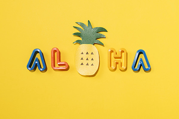 포토 JPG 스튜디오촬영 문자 알파벳 영어 계절 종이 실내 타이포그라피 사람없음 여름 단어 여름휴가 바캉스 하이앵글 컬러풀 장난감 노란색 페이퍼아트 파인애플 오브젝트 알로하 국내포토 뷰포인트 컬러 과일 휴가 내부 인사 열대과일 파일형식 여름_계절