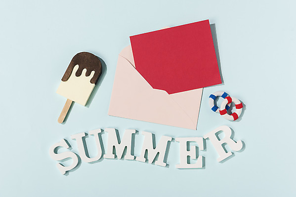 포토 JPG 스튜디오촬영 알파벳 영어 계절 종이 하늘색 아이스크림 편지봉투 실내 타이포그라피 사람없음 여름 여름휴가 바캉스 하이앵글 컬러풀 편지 오브젝트 튜브 막대아이스크림 국내포토 카드프레임 문자 뷰포인트 컬러 휴가 디저트 봉투 프레임 내부 파란색 파일형식 여름_계절