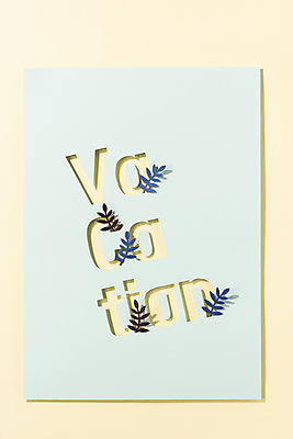 포토 JPG 스튜디오촬영 문자 알파벳 계절 종이 하늘색 휴가 나뭇잎 실내 타이포그라피 사람없음 여름 단어 여름휴가 바캉스 하이앵글 페이퍼아트 오브젝트 국내포토 영어 뷰포인트 잎 내부 파란색 파일형식 여름_계절