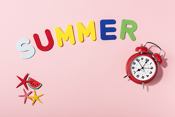 포토 JPG 스튜디오촬영 문자 알파벳 계절 시계 분홍색 불가사리 수박 실내 타이포그라피 사람없음 여름 단어 여름휴가 바캉스 자명종 페이퍼아트 오브젝트 국내포토 영어 컬러 과일 휴가 극피동물 내부 알람 파일형식 여름_계절