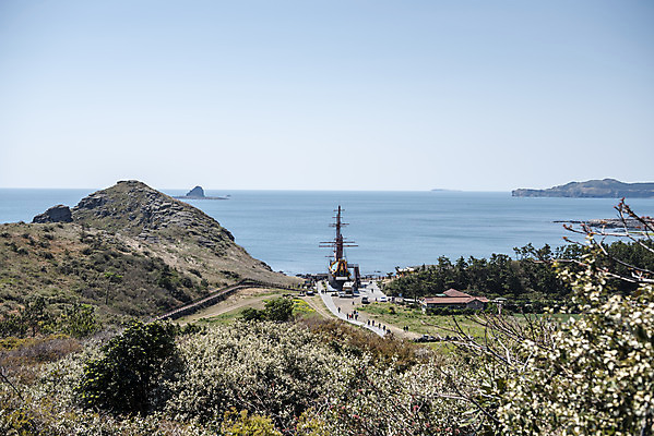 포토 JPG 주간 바다 여행 자연 하늘 한국 풍경 사람없음 야외 제주도 맑음 봄 용머리해안 전경 국내포토 자연요소 계절 아시아 날씨 생태계 서귀포 파일형식 탑뷰