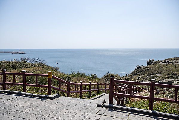 포토 JPG 주간 바다 여행 자연 하늘 한국 풍경 사람없음 야외 울타리 제주도 계단 맑음 봄 용머리해안 전경 국내포토 자연요소 계절 아시아 날씨 담장 생태계 서귀포 파일형식 탑뷰