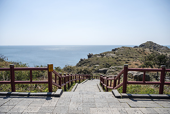 포토 JPG 주간 바다 여행 자연 하늘 한국 풍경 사람없음 야외 울타리 제주도 계단 맑음 봄 용머리해안 전경 국내포토 자연요소 계절 아시아 날씨 담장 생태계 서귀포 파일형식 탑뷰