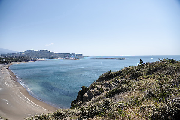 포토 JPG 주간 바다 여행 자연 하늘 한국 등대 풍경 사람없음 야외 제주도 맑음 봄 용머리해안 전경 국내포토 자연요소 계절 아시아 날씨 생태계 서귀포 파일형식 탑뷰