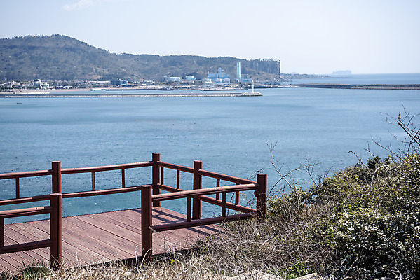 포토 JPG 주간 바다 여행 자연 하늘 한국 풍경 사람없음 야외 울타리 제주도 계단 맑음 봄 전망대 용머리해안 전경 국내포토 자연요소 계절 아시아 날씨 담장 생태계 서귀포 파일형식 탑뷰