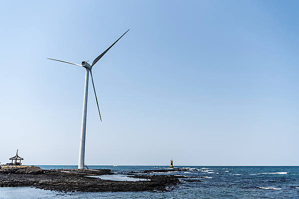 포토 JPG 주간 여행 자연 바람 한국 풍경 사람없음 야외 제주도 맑음 봄 에너지 그린에너지 풍력에너지 에코 신창해안도로 국내포토 자연요소 계절 아시아 날씨 환경 생태계 해안도로 파일형식