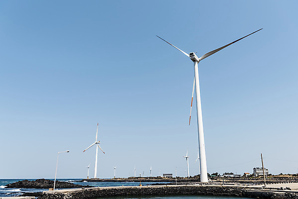포토 JPG 주간 여행 자연 바람 한국 풍경 사람없음 야외 제주도 맑음 봄 에너지 그린에너지 풍력에너지 에코 신창해안도로 국내포토 자연요소 계절 아시아 날씨 환경 생태계 해안도로 파일형식