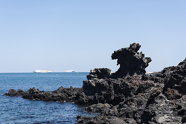 포토 JPG 주간 바다 여행 자연 한국 풍경 사람없음 야외 관광지 제주도 맑음 봄 암석 바위 용두암 국내포토 자연요소 계절 아시아 날씨 돌_바위 생태계 파일형식