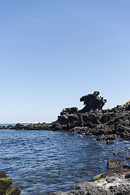 포토 JPG 주간 바다 여행 자연 한국 풍경 사람없음 야외 관광지 제주도 맑음 봄 암석 바위 용두암 국내포토 자연요소 계절 아시아 날씨 돌_바위 생태계 파일형식