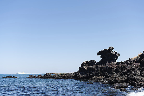 포토 JPG 주간 바다 여행 자연 한국 풍경 사람없음 야외 관광지 제주도 맑음 봄 암석 바위 용두암 국내포토 자연요소 계절 아시아 날씨 돌_바위 생태계 파일형식