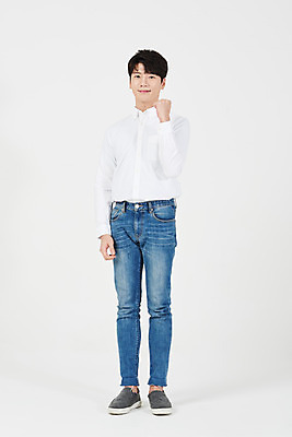 포토 JPG 스튜디오촬영 전신 남자 남학생 대학생 실내 한명 서기 미소 누끼 20대 청년 성인 앞모습 파이팅 희망 주먹 한국인 흰배경 격려 성인남자한명만 국내포토 1 학생 감정 뷰포인트 백그라운드 모션 표정 사람 동양인 내부 흰색 남자한명만 성인남자만 파일형식