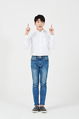 포토 JPG 스튜디오촬영 전신 응시 남자 남학생 대학생 안내 실내 한명 서기 미소 누끼 손짓 20대 청년 성인 앞모습 한국인 가리킴 흰배경 긍정 성인남자한명만 국내포토 1 학생 시선 뷰포인트 백그라운드 컨셉 모션 표정 사람 동양인 내부 흰색 남자한명만 성인남자만 파일형식