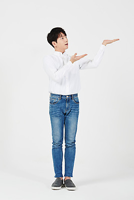 포토 JPG 스튜디오촬영 전신 응시 남자 남학생 대학생 친절 안내 실내 한명 서기 미소 누끼 손짓 20대 청년 성인 앞모습 한국인 가리킴 흰배경 긍정 성인남자한명만 국내포토 1 학생 시선 뷰포인트 백그라운드 컨셉 모션 표정 사람 동양인 내부 흰색 남자한명만 성인남자만 파일형식