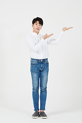 포토 JPG 스튜디오촬영 전신 응시 남자 남학생 대학생 친절 안내 실내 한명 서기 미소 누끼 손짓 20대 청년 성인 앞모습 한국인 가리킴 흰배경 긍정 성인남자한명만 국내포토 1 학생 시선 뷰포인트 백그라운드 컨셉 모션 표정 사람 동양인 내부 흰색 남자한명만 성인남자만 파일형식