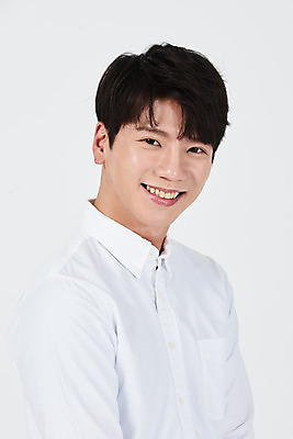 포토 JPG 스튜디오촬영 전신 남자 행복 남학생 대학생 실내 한명 서기 미소 누끼 근접촬영 상반신 20대 청년 성인 앞모습 희망 한국인 즐거움 흰배경 긍정 성인남자한명만 국내포토 1 학생 감정 뷰포인트 백그라운드 컨셉 모션 표정 사람 동양인 내부 흰색 남자한명만 성인남자만 파일형식