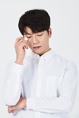 포토 JPG 스튜디오촬영 전신 남자 남학생 대학생 실내 한명 서기 누끼 근접촬영 상반신 20대 청년 성인 앞모습 한국인 슬픔 화장지 눈물 흰배경 성인남자한명만 국내포토 1 학생 감정 뷰포인트 백그라운드 모션 사람 동양인 내부 흰색 남자한명만 성인남자만 파일형식