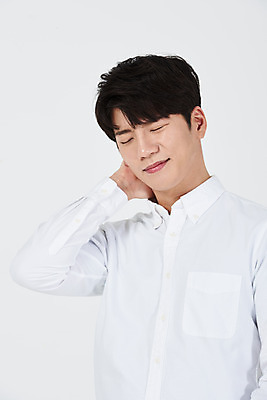 포토 JPG 스튜디오촬영 전신 남자 남학생 대학생 스트레스 실내 한명 서기 누끼 근접촬영 상반신 20대 청년 성인 앞모습 고통 한국인 찡그림 흰배경 고혈압 목통증 성인남자한명만 국내포토 1 학생 감정 뷰포인트 백그라운드 모션 표정 사람 동양인 내부 흰색 질병 남자한명만 성인남자만 파일형식