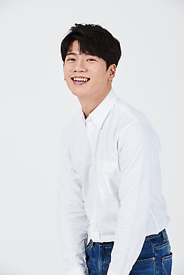 포토 JPG 스튜디오촬영 전신 남자 행복 남학생 대학생 실내 한명 서기 미소 누끼 근접촬영 상반신 20대 청년 성인 옆모습 희망 한국인 즐거움 흰배경 긍정 성인남자한명만 국내포토 1 학생 감정 뷰포인트 백그라운드 컨셉 모션 표정 사람 동양인 내부 흰색 남자한명만 성인남자만 파일형식