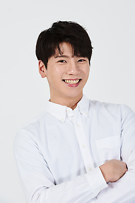 포토 JPG 스튜디오촬영 전신 남자 행복 남학생 대학생 실내 한명 서기 미소 누끼 근접촬영 상반신 20대 청년 성인 앞모습 희망 한국인 즐거움 흰배경 긍정 성인남자한명만 국내포토 1 학생 감정 뷰포인트 백그라운드 컨셉 모션 표정 사람 동양인 내부 흰색 남자한명만 성인남자만 파일형식