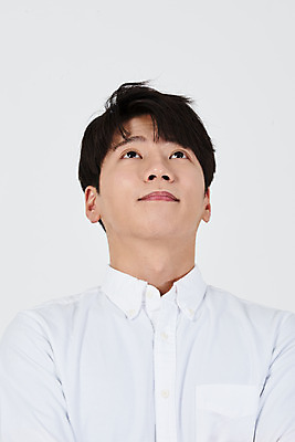 포토 JPG 스튜디오촬영 전신 응시 남자 남학생 대학생 생각 상상 실내 한명 서기 누끼 근접촬영 상반신 20대 청년 성인 앞모습 한국인 올려보기 고민 호기심 흰배경 창의력 성인남자한명만 국내포토 1 학생 시선 감정 뷰포인트 백그라운드 컨셉 모션 사람 동양인 내부 흰색 남자한명만 성인남자만 파일형식