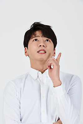 포토 JPG 스튜디오촬영 전신 응시 남자 남학생 대학생 생각 상상 실내 한명 서기 누끼 근접촬영 상반신 20대 청년 성인 앞모습 한국인 올려보기 고민 호기심 흰배경 창의력 성인남자한명만 국내포토 1 학생 시선 감정 뷰포인트 백그라운드 컨셉 모션 사람 동양인 내부 흰색 남자한명만 성인남자만 파일형식