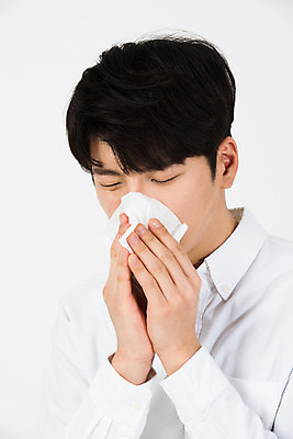 포토 JPG 스튜디오촬영 전신 남자 남학생 대학생 실내 한명 서기 누끼 근접촬영 상반신 20대 청년 성인 앞모습 한국인 화장지 질병 감기 흰배경 호흡기질환 기침 콧물 성인남자한명만 미세먼지 국내포토 1 학생 뷰포인트 백그라운드 의학 모션 사람 동양인 내부 흰색 먼지 생리현상 남자한명만 성인남자만 파일형식