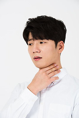 포토 JPG 스튜디오촬영 전신 남자 남학생 대학생 실내 한명 서기 누끼 근접촬영 상반신 20대 청년 성인 앞모습 고통 한국인 찡그림 감기 흰배경 호흡기질환 목감기 목통증 성인남자한명만 국내포토 1 학생 감정 뷰포인트 백그라운드 모션 표정 사람 동양인 내부 흰색 질병 감기_질병 남자한명만 성인남자만 파일형식