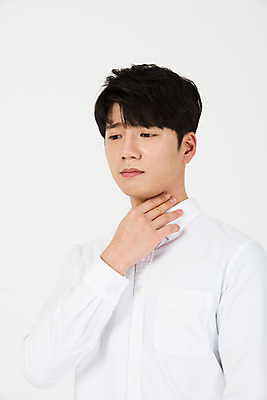 포토 JPG 스튜디오촬영 전신 남자 남학생 대학생 실내 한명 서기 누끼 근접촬영 상반신 20대 청년 성인 앞모습 고통 한국인 찡그림 감기 흰배경 호흡기질환 목감기 목통증 성인남자한명만 국내포토 1 학생 감정 뷰포인트 백그라운드 모션 표정 사람 동양인 내부 흰색 질병 감기_질병 남자한명만 성인남자만 파일형식