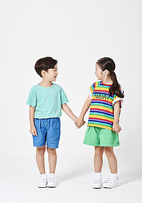 포토 JPG 스튜디오촬영 전신 커플 응시 여자 남자 행복 어린이 실내 서기 미소 누끼 사람 소녀 소년 두명 앞모습 여름 친구 여름휴가 바캉스 마주보기 손잡기 유치원생 한국인 즐거움 흰배경 어린이만 국내포토 시선 계절 감정 뷰포인트 백그라운드 관계 모션 휴가 표정 동양인 내부 흰색 파일형식 여름_계절