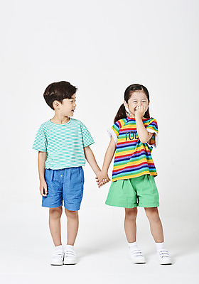 포토 JPG 스튜디오촬영 전신 커플 응시 여자 남자 어린이 실내 서기 웃음 누끼 사람 소녀 소년 두명 앞모습 여름 친구 여름휴가 바캉스 손잡기 유치원생 한국인 즐거움 흰배경 어린이만 국내포토 시선 계절 감정 뷰포인트 백그라운드 관계 모션 휴가 표정 동양인 내부 흰색 파일형식 여름_계절