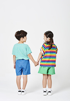 포토 JPG 스튜디오촬영 전신 커플 응시 여자 남자 어린이 실내 서기 미소 누끼 사람 소녀 소년 두명 뒷모습 여름 친구 여름휴가 바캉스 마주보기 손잡기 유치원생 한국인 즐거움 흰배경 어린이만 국내포토 시선 계절 감정 뷰포인트 백그라운드 관계 모션 휴가 표정 동양인 내부 흰색 파일형식 여름_계절