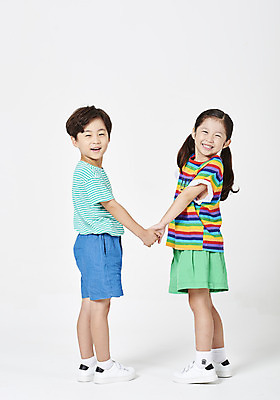 포토 JPG 스튜디오촬영 전신 커플 응시 여자 남자 행복 어린이 실내 서기 미소 누끼 사람 소녀 소년 두명 옆모습 뒷모습 여름 친구 여름휴가 바캉스 손잡기 유치원생 한국인 뒤돌아보기 즐거움 흰배경 어린이만 국내포토 시선 계절 감정 뷰포인트 백그라운드 관계 모션 휴가 표정 동양인 내부 흰색 파일형식 여름_계절
